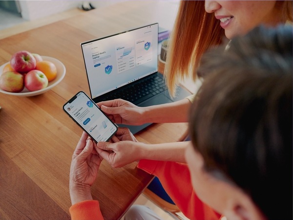 Imagem que mostra equipe configurando o email corporativo no celular mobile