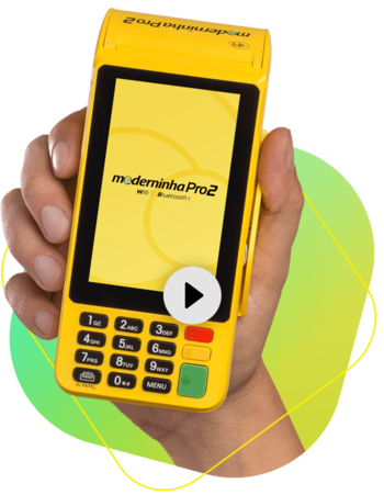 Pessoa segurando a maquininha Moderninha Pro 2 da PagSeguro, ideal para vendas com cartão de crédito e débito, com tela colorida e teclas numéricas, promovida pela Kurumin Brasil.